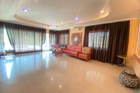 Chalet de 4 dormitorios en Pattaya, Tailandia № 172758 - foto 9