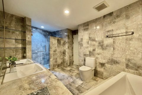 Condo in Bangkok, Thailand, 3 bedrooms  № 65913 - photo 14