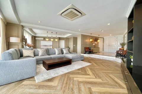 Condo in Bangkok, Thailand, 3 bedrooms  № 65913 - photo 2