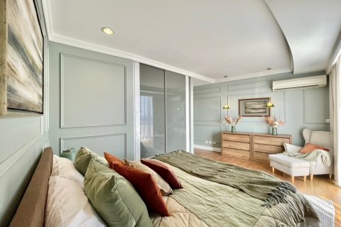 Condo in Bangkok, Thailand, 3 bedrooms  № 65913 - photo 16