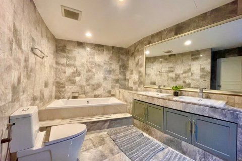 Condo in Bangkok, Thailand, 3 bedrooms  № 65913 - photo 13