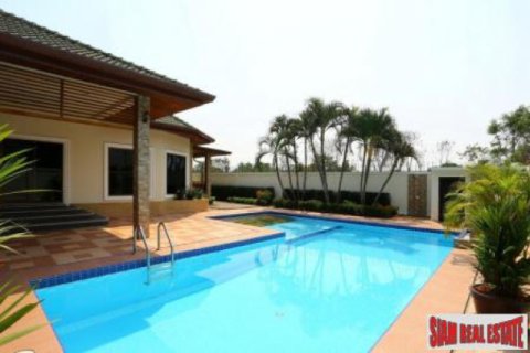 Chalet de 4 dormitorios en Chonburi, Tailandia № 202540 - foto 5
