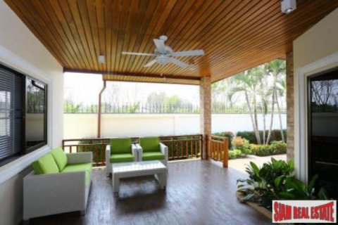 Chalet de 4 dormitorios en Chonburi, Tailandia № 202540 - foto 2