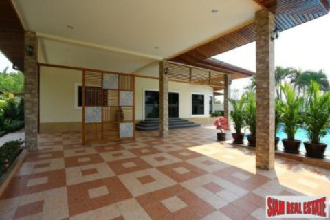 Chalet de 4 dormitorios en Chonburi, Tailandia № 202540 - foto 4