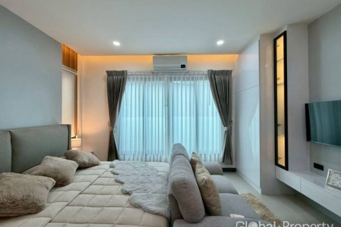 Casa de 3 dormitorios en Pattaya, Tailandia № 163949 - foto 16