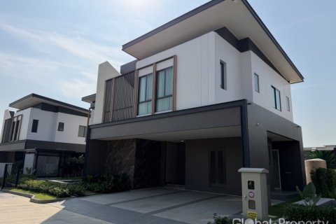 Casa de 4 dormitorios en Pattaya, Tailandia № 163952 - foto 2