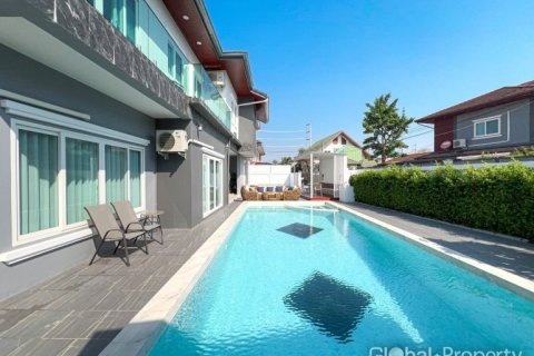 Casa de 4 dormitorios en Pattaya, Tailandia № 163948 - foto 4
