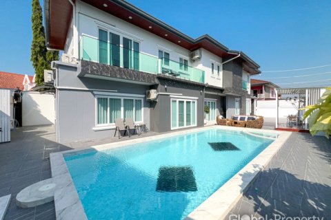 House in Pattaya, Thailand 4 bedrooms № 163948