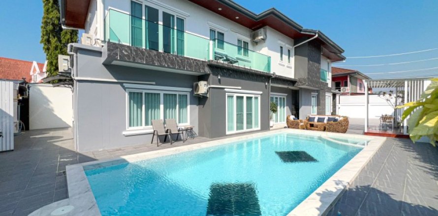 Casa de 4 dormitorios en Pattaya, Tailandia № 163948