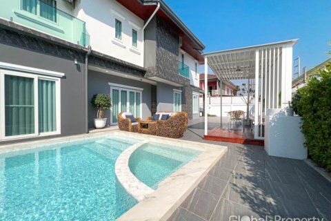 Casa de 4 dormitorios en Pattaya, Tailandia № 163948 - foto 3