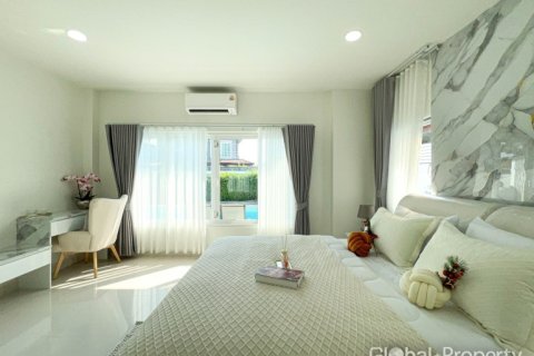 Casa de 4 dormitorios en Pattaya, Tailandia № 163948 - foto 15