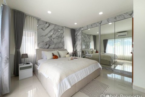 Casa de 4 dormitorios en Pattaya, Tailandia № 163948 - foto 14