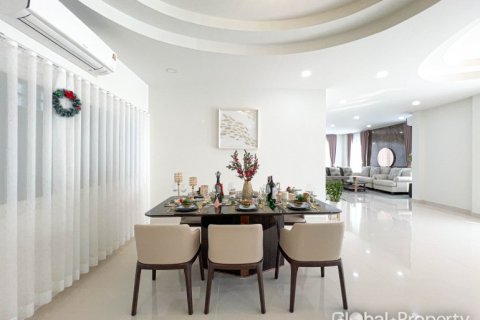 Casa de 4 dormitorios en Pattaya, Tailandia № 163948 - foto 30