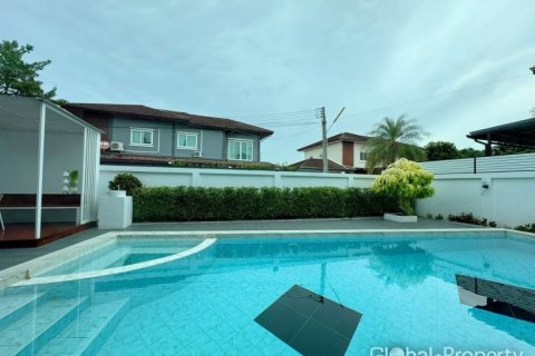 Casa de 4 dormitorios en Pattaya, Tailandia № 163948 - foto 8