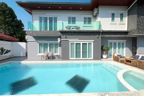 Casa de 4 dormitorios en Pattaya, Tailandia № 163948 - foto 2