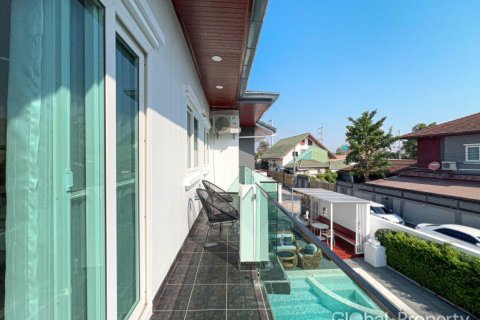 Casa de 4 dormitorios en Pattaya, Tailandia № 163948 - foto 7