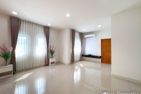 Casa de 4 dormitorios en Pattaya, Tailandia № 163948 - foto 27