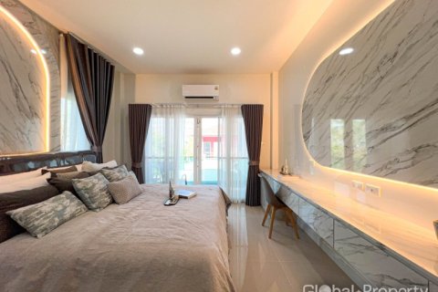 Casa de 4 dormitorios en Pattaya, Tailandia № 163948 - foto 16