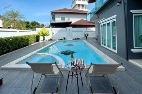 Casa de 4 dormitorios en Pattaya, Tailandia № 163948 - foto 9