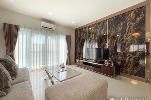 Casa de 4 dormitorios en Pattaya, Tailandia № 163948 - foto 18