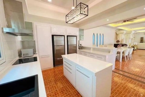 Casa de 4 dormitorios en Pattaya, Tailandia № 145420 - foto 4