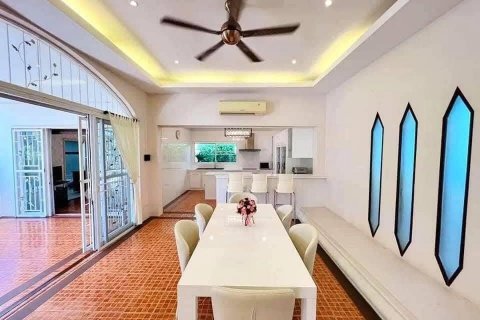 Casa de 4 dormitorios en Pattaya, Tailandia № 145420 - foto 15