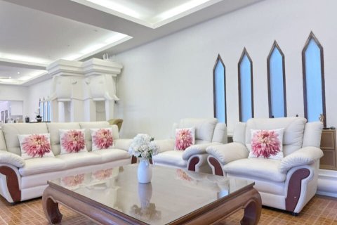 Casa de 4 dormitorios en Pattaya, Tailandia № 145420 - foto 16