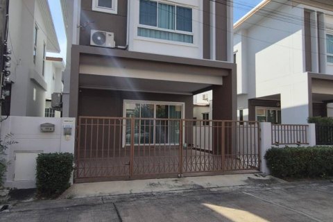 Casa de 3 dormitorios en Samut Prakan, Tailandia № 154632 - foto 20