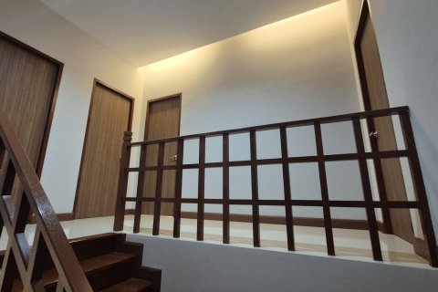Casa de 3 dormitorios en Samut Prakan, Tailandia № 154632 - foto 8