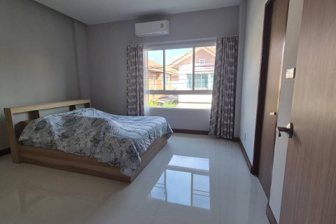 Casa de 3 dormitorios en Samut Prakan, Tailandia № 154632 - foto 18