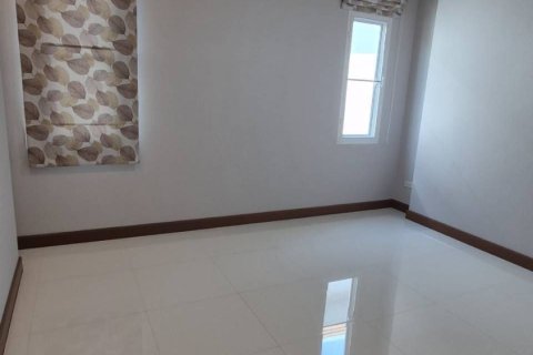 Casa de 3 dormitorios en Samut Prakan, Tailandia № 154632 - foto 4