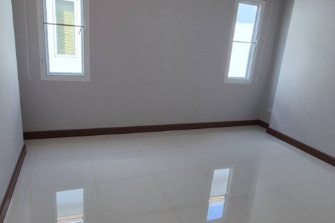 Casa de 3 dormitorios en Samut Prakan, Tailandia № 154632 - foto 15