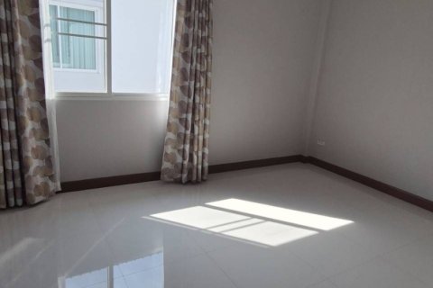 Casa de 3 dormitorios en Samut Prakan, Tailandia № 154632 - foto 23