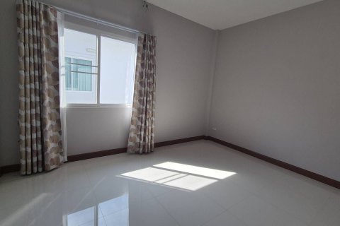 Casa de 3 dormitorios en Samut Prakan, Tailandia № 154632 - foto 5