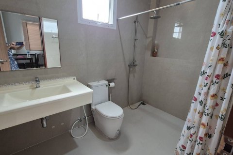 Casa de 3 dormitorios en Samut Prakan, Tailandia № 154632 - foto 19