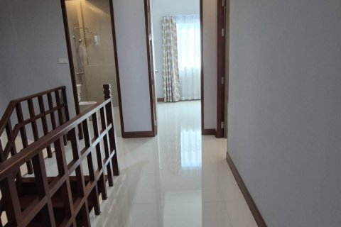 Casa de 3 dormitorios en Samut Prakan, Tailandia № 154632 - foto 14