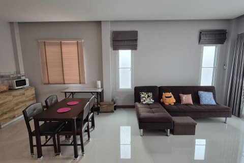Casa de 3 dormitorios en Samut Prakan, Tailandia № 154632 - foto 21