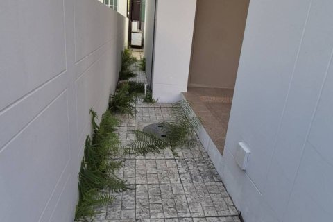 Casa de 3 dormitorios en Samut Prakan, Tailandia № 154632 - foto 2