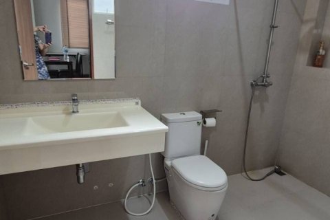 Casa de 3 dormitorios en Samut Prakan, Tailandia № 154632 - foto 13