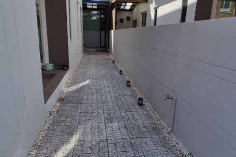Casa de 3 dormitorios en Samut Prakan, Tailandia № 154632 - foto 10