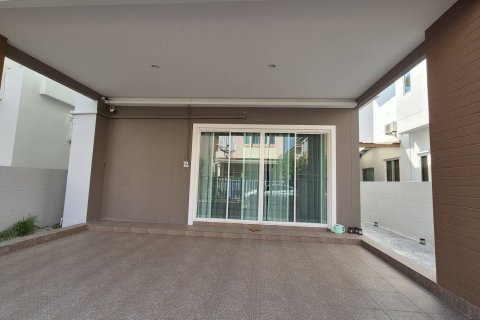 Casa de 3 dormitorios en Samut Prakan, Tailandia № 154632 - foto 3
