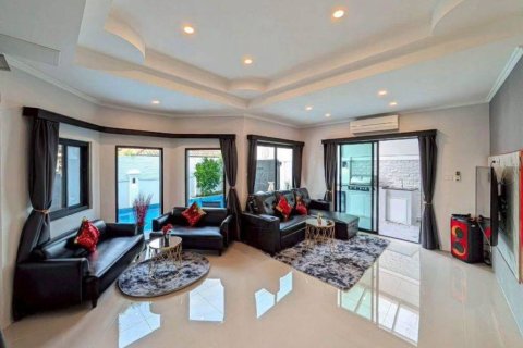 Chalet de 5 dormitorios en Pattaya, Tailandia № 155442 - foto 2