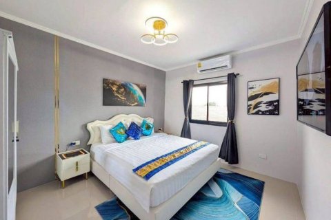 Chalet de 5 dormitorios en Pattaya, Tailandia № 155442 - foto 10