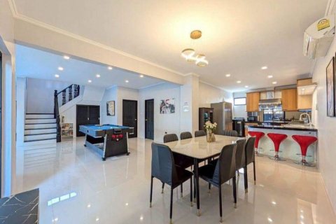 Chalet de 5 dormitorios en Pattaya, Tailandia № 155442 - foto 4