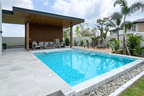 House in Bang Lamung, Thailand 4 bedrooms № 171465 - photo 2