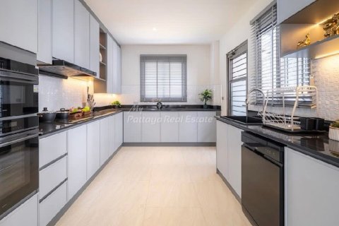 House in Bang Lamung, Thailand 4 bedrooms № 171465 - photo 12