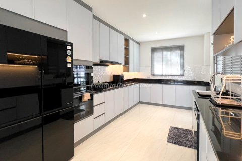 House in Bang Lamung, Thailand 4 bedrooms № 171465 - photo 16