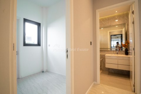 Casa de 4 dormitorios en Bang Lamung, Tailandia № 171461 - foto 14