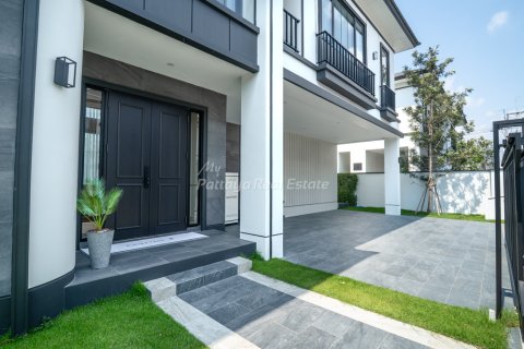 Casa de 4 dormitorios en Bang Lamung, Tailandia № 171461 - foto 2