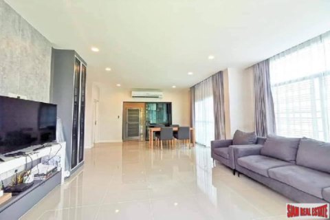 Chalet de 4 dormitorios en Bangkok, Tailandia № 203264 - foto 5